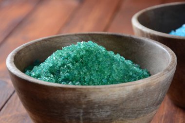 Spa ve vücut bakım konsepti. Renkli, aromatik banyo tuzu. Ölü Deniz Tuzu. Ölü Deniz kozmetikleri. Ev yapımı vücut tuzu fırçalamak için doğal maddeler. Cilt bakımı, spa tedavisi, güzellik ve sağlık konsepti