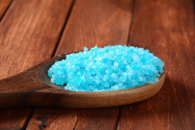 Spa ve vücut bakım konsepti. Renkli, aromatik banyo tuzu. Ölü Deniz Tuzu. Ölü Deniz kozmetikleri. Ev yapımı vücut tuzu fırçalamak için doğal maddeler. Cilt bakımı, spa tedavisi, güzellik ve sağlık konsepti