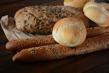 Fırın. Taze kokulu pişmiş ekmek. Ahşap arka planda ev yapımı ekmek