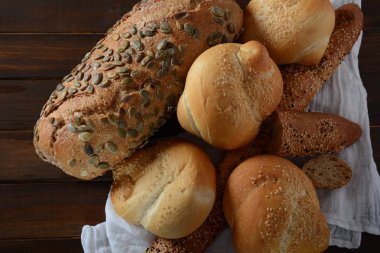 Fırın. Taze kokulu pişmiş ekmek. Ahşap arka planda ev yapımı ekmek