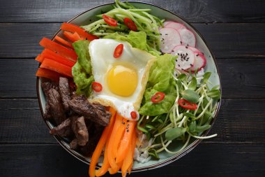 Yumurta, sığır eti ve sebze ile Bibimbap pirinç. Ev yapımı Kore geleneksel yemek. Bibimbub, Bibimbab