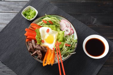 Yumurta, sığır eti ve sebze ile Bibimbap pirinç. Ev yapımı Kore geleneksel yemek. Bibimbub, Bibimbab
