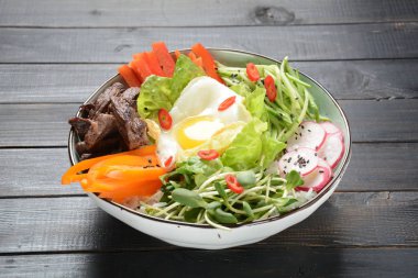 Yumurta, sığır eti ve sebze ile Bibimbap pirinç. Ev yapımı Kore geleneksel yemek. Bibimbub, Bibimbab