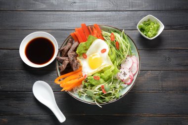 Yumurta, sığır eti ve sebze ile Bibimbap pirinç. Ev yapımı Kore geleneksel yemek. Bibimbub, Bibimbab