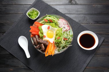 Yumurta, sığır eti ve sebze ile Bibimbap pirinç. Ev yapımı Kore geleneksel yemek. Bibimbub, Bibimbab