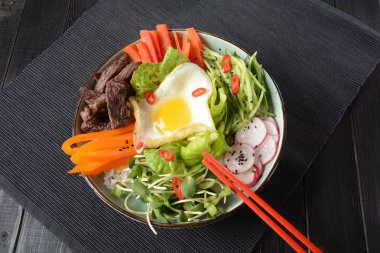 Yumurta, sığır eti ve sebze ile Bibimbap pirinç. Ev yapımı Kore geleneksel yemek. Bibimbub, Bibimbab