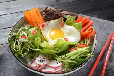 Yumurta, sığır eti ve sebze ile Bibimbap pirinç. Ev yapımı Kore geleneksel yemek. Bibimbub, Bibimbab
