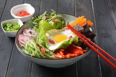 Yumurta, sığır eti ve sebze ile Bibimbap pirinç. Ev yapımı Kore geleneksel yemek. Bibimbub, Bibimbab