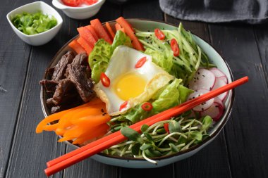 Yumurta, sığır eti ve sebze ile Bibimbap pirinç. Ev yapımı Kore geleneksel yemek. Bibimbub, Bibimbab