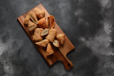 Vejetaryen samosas hamur işleri . Bourekas lezzetli Orta Doğu el turta. Fırında, patates, mantar, ton balığı ile dolu hamur işleri dolması. Bir üst Akdeniz konfor gıda ve puf böreği cennet.