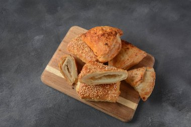 Vejetaryen samosas hamur işleri . Bourekas lezzetli Orta Doğu el turta. Fırında, patates, mantar, ton balığı ile dolu hamur işleri dolması. Bir üst Akdeniz konfor gıda ve puf böreği cennet.