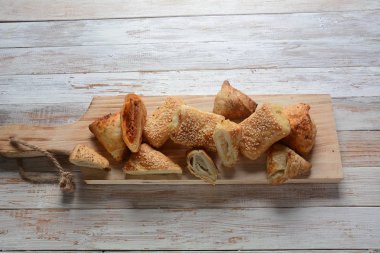 Vejetaryen samosas hamur işleri . Bourekas lezzetli Orta Doğu el turta. Fırında, patates, mantar, ton balığı ile dolu hamur işleri dolması. Bir üst Akdeniz konfor gıda ve puf böreği cennet.