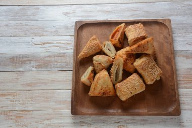Vejetaryen samosas hamur işleri . Bourekas lezzetli Orta Doğu el turta. Fırında, patates, mantar, ton balığı ile dolu hamur işleri dolması. Bir üst Akdeniz konfor gıda ve puf böreği cennet.