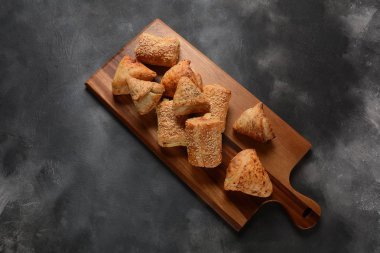 Vejetaryen samosas hamur işleri . Bourekas lezzetli Orta Doğu el turta. Fırında, patates, mantar, ton balığı ile dolu hamur işleri dolması. Bir üst Akdeniz konfor gıda ve puf böreği cennet.
