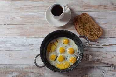 Kahvaltıda tavada kızarmış bıldırcın yumurtası. Sağlıklı organik gıda