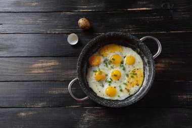 Kahvaltıda tavada kızarmış bıldırcın yumurtası. Sağlıklı organik gıda