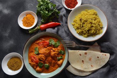 Tavuk Tikka Masala- geleneksel Hint / İngiliz yemek. Körili tavuk, zerdeçal. Indean akşam yemeği konsepti. Asya, Hint yemekleri 