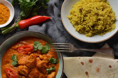 Tavuk Tikka Masala- geleneksel Hint / İngiliz yemek. Körili tavuk, zerdeçal. Indean akşam yemeği konsepti. Asya, Hint yemekleri 