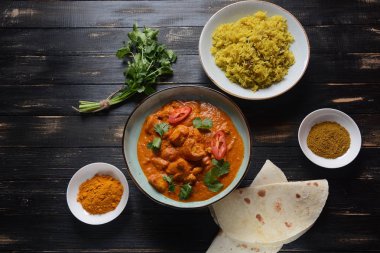 Tavuk Tikka Masala- geleneksel Hint / İngiliz yemek. Körili tavuk, zerdeçal. Indean akşam yemeği konsepti. Asya, Hint yemekleri 