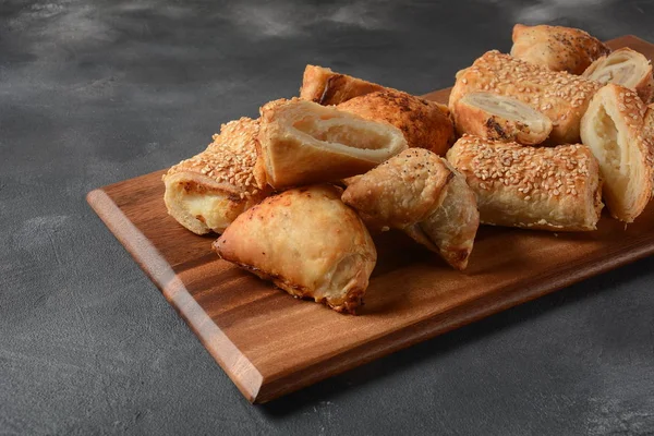 Вегетарианская Выпечка Samosas Бурекас Вкусные Ближневосточные Пироги Запеченные Фаршированные Пирожные — стоковое фото