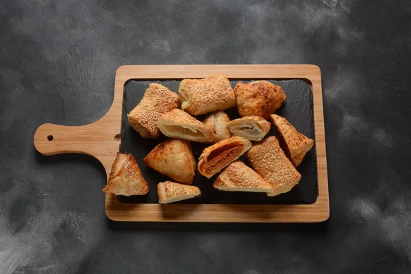 Вегетарианская Выпечка Samosas Бурекас Вкусные Ближневосточные Пироги Запеченные Фаршированные Пирожные — стоковое фото