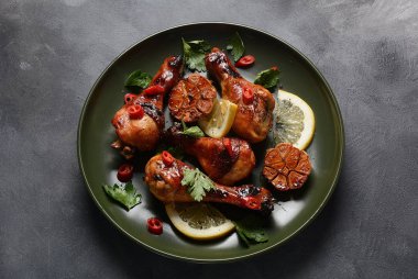 Baharat, maydanoz, sarımsak ve limon ile ızgara tavuk bacakları. Barbekü tavuk konsepti