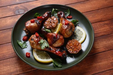 Baharat, maydanoz, sarımsak ve limon ile ızgara tavuk bacakları. Barbekü tavuk konsepti