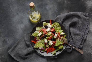 Taze salatalı Yunan salatası, kiraz domatesleri, tatlı biber, marul, kırmızı soğan, zeytin yağı ve peynir. Sağlıklı gıda konsepti 