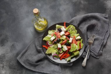 Taze salatalı Yunan salatası, kiraz domatesleri, tatlı biber, marul, kırmızı soğan, zeytin yağı ve peynir. Sağlıklı gıda konsepti 