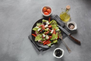 Taze salatalı Yunan salatası, kiraz domatesleri, tatlı biber, marul, kırmızı soğan, zeytin yağı ve peynir. Sağlıklı gıda konsepti 