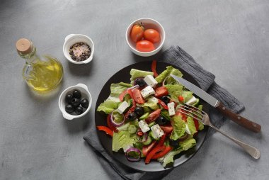 Taze salatalı Yunan salatası, kiraz domatesleri, tatlı biber, marul, kırmızı soğan, zeytin yağı ve peynir. Sağlıklı gıda konsepti 