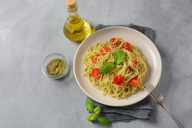 Pesto soslu makarna spagetti, taze fesleğen ve çeri domates. İtalyan geleneksel gıda