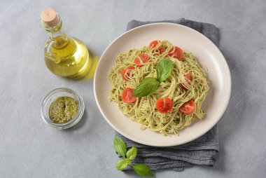Pesto soslu makarna spagetti, taze fesleğen ve çeri domates. İtalyan geleneksel gıda