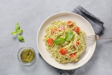 Pesto soslu makarna spagetti, taze fesleğen ve çeri domates. İtalyan geleneksel gıda