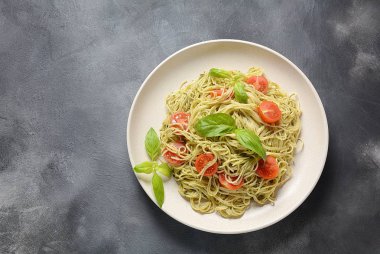 Pesto soslu makarna spagetti, taze fesleğen ve çeri domates. İtalyan geleneksel gıda