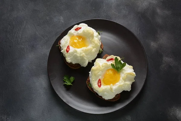Narin pişmiş yumurta. Orsini yumurtaları bulutta. Fransız kahvaltısı. Tost üzerine bulut yumurta 