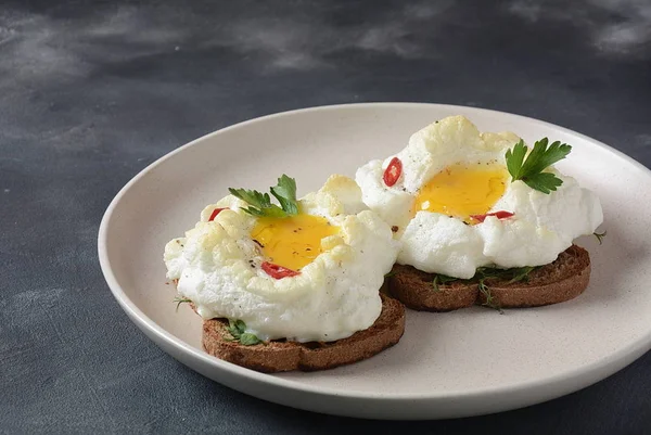 Нежное Запечённое Яйцо Яйца Орсини Облаке Французский Завтрак — стоковое фото