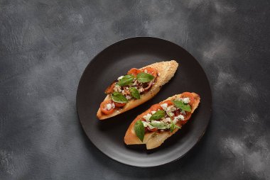 Kiraz domates, mozzarella ve fesleğen ile Caprese bruschetta tost. İtalyan antipasti atıştırmalıkları ile mezeler. 