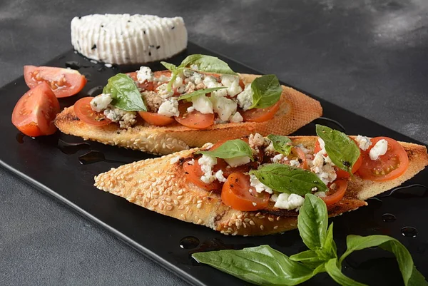 Caprese Bruschetta Toast Met Cherry Tomaten Mozzarella Basilicum Hapjes Met — Stockfoto