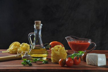 Domates, fesleğen, domates sosu ve zeytinyağı ile İtalyan makarna için gıda maddeleri. İtalyan gıda konsepti