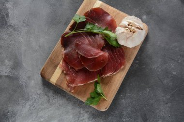 İtalyan Prosciutto Crudo veya İspanyol Jamon Serrano jambon