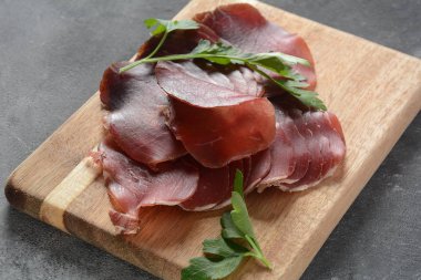 İtalyan Prosciutto Crudo veya İspanyol Jamon Serrano jambon