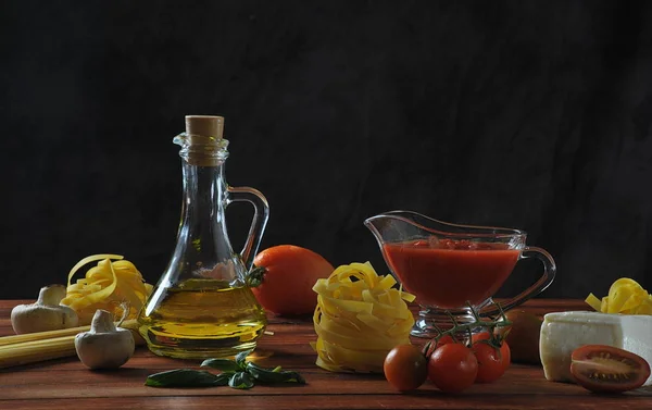 Ingredientes Alimentares Para Massas Italianas Com Tomate Manjericão Molho Tomate — Fotografia de Stock