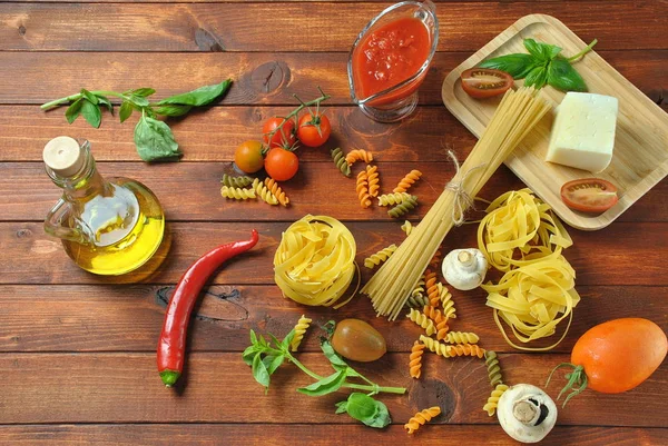 토마토 토마토 올리브 오일을 곁들인 이탈리아 파스타의 이탈리안 — 스톡 사진