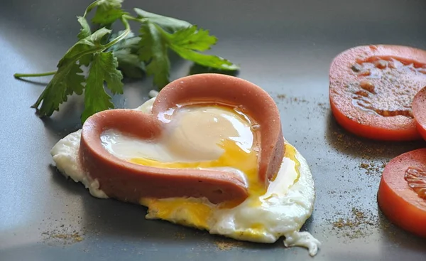 Fried Egg Heart Shaped Sausage — 图库照片