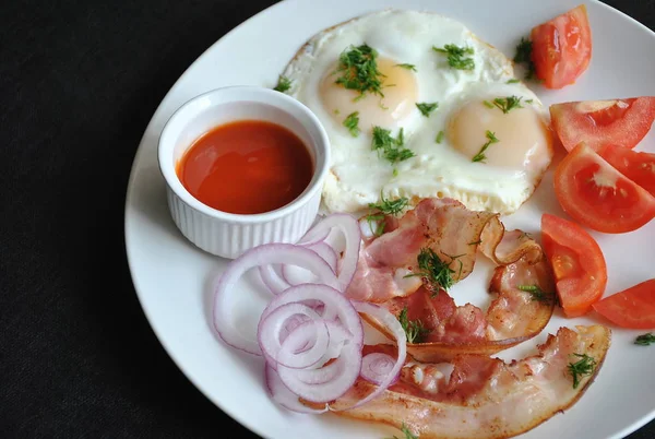 Uova Fritte Con Pomodori Cipolla Rossa Pancetta Colazione Piatto Bianco — Foto Stock