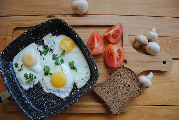 煎蛋在平底锅与樱桃西红柿 培根和面包早餐在木制背景 美味早餐理念 — 图库照片