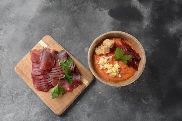 Tradycyjna Hiszpańska Andaluzyjska Zupa Pomidorowa Salmorejo Podawana Jajkiem Szynką Chlebem — Zdjęcie stockowe