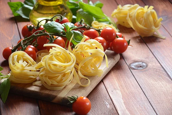 Concetto Cucina Italiana Con Pasta Cruda Pomodoro Basilico Olio Focus — Foto Stock