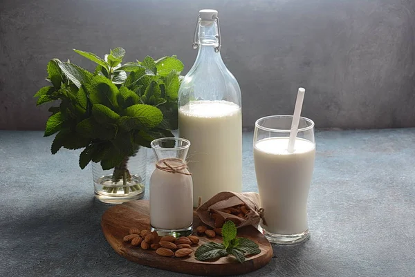 Arka Planda Badem Ile Cam Şişelerde Badem Sütü Vegan Günlük — Stok fotoğraf